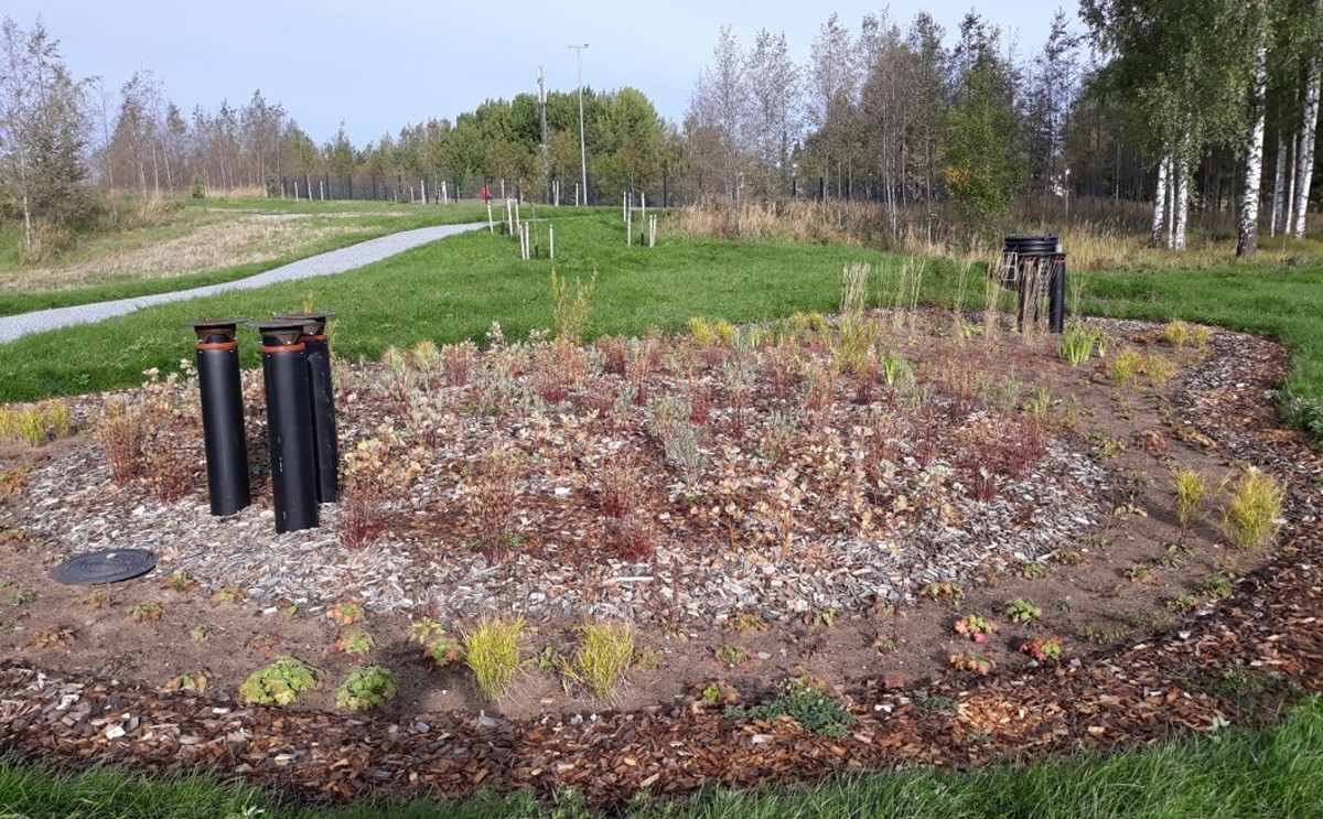 Biofilter in Hiedanranta, Tampere. Water quality and quantity is monitored before and after the filter. Newly planted, perennials are going to grow larger. Filtering materials used: peat, biochar, light gravel. © City of Tampere